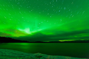 <strong>极光</strong>北欧化工布满星星的晚上天空湖拉贝热