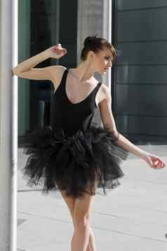 芭蕾舞女演员黑色的图图跳舞