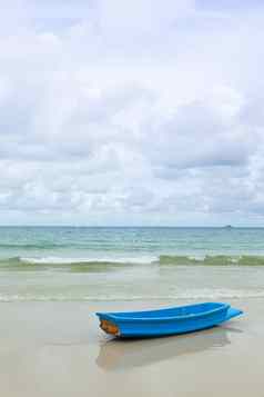 蓝色的船沙子海滩