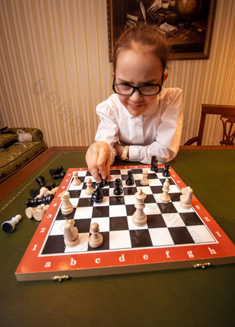 天才女孩玩国际象棋