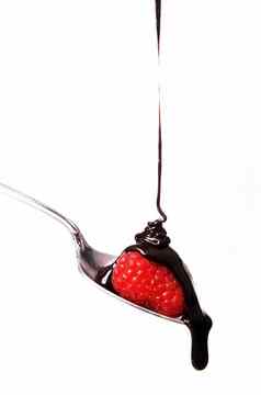 甜蜜的水果草莓巧克力糖浆银勺子
