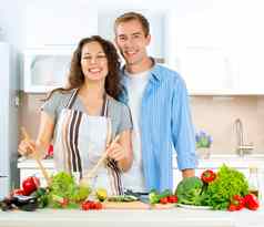 快乐夫妇烹饪节食健康的食物
