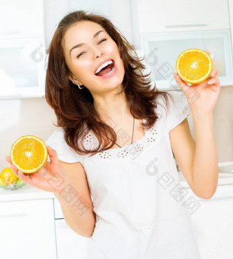 健康的有趣的女人橙子饮食健康的吃