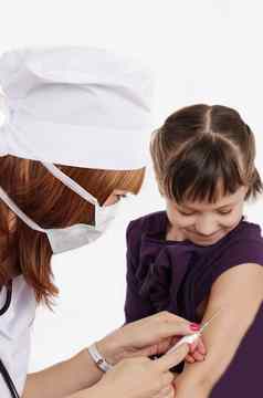 女人医生接种疫苗女孩手