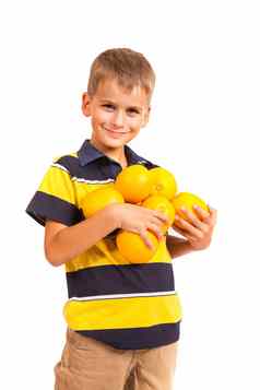 男孩持有橙子