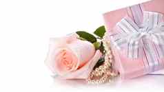 粉红色的玫瑰珍珠珠子礼物