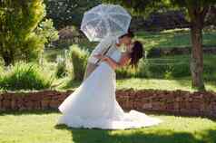 新娘新郎接吻花园婚礼