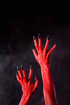 恐怖红色的魔鬼手黑色的指甲