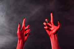 令人毛骨悚然的红色的魔鬼手黑色的锋利的指甲