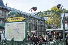 巴黎法国10月通勤者进入安弗斯地铁州