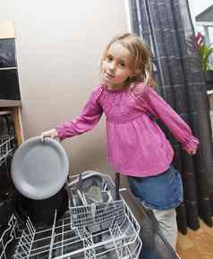 年轻的女孩洗碗机