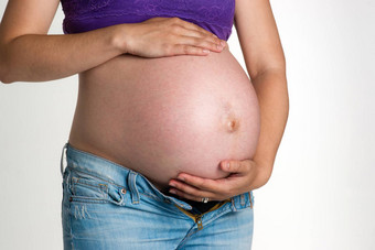 怀孕了女人期待婴儿躯干站手肚子