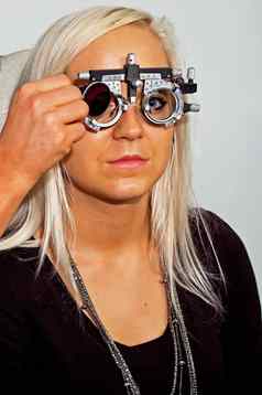 年轻的女人检查视力