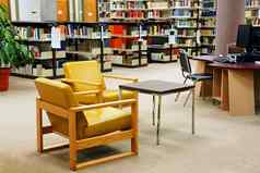 大学图书馆黄色的椅子