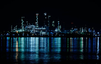 晚上场景石油炼油厂