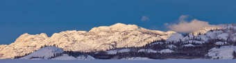雪冬天山范围育空河加拿大全景