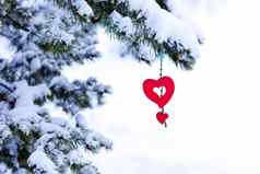 孤立的雪圣诞节树红色的心点缀