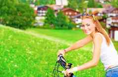 运动型青少年女孩骑自行车