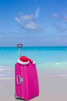 特写镜头粉红色的手提箱圣诞老人老人他背景海