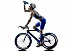 男人。三项全能运动铁男人。运动员骑自行车的人骑自行车喝