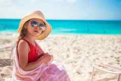 美丽的女孩坐着椅子海滩夏天假期