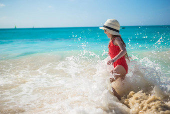 可爱的女孩玩水海滩加勒比假期