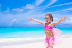 有趣的女孩有趣的海滩夏天假期