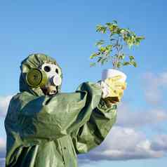 男人。化学西装气体面具植物手