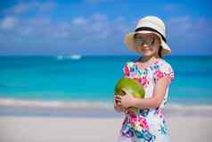 可爱的女孩椰子白色海滩夏天假期