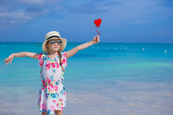 女孩红色的心手热带海滩