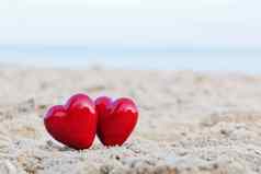 红色的心海滩象征着爱情人节一天浪漫的夫妇
