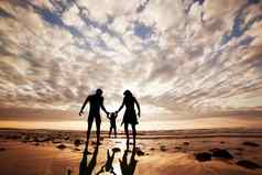 快乐家庭手手海滩日落夏天时间父母孩子