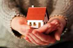女人持有小房子手真正的房地产抵押贷款