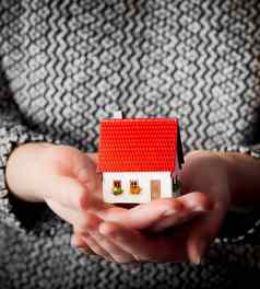 女人持有小房子手真正的房地产抵押贷款