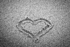 心形状沙子浪漫的黑色的白色