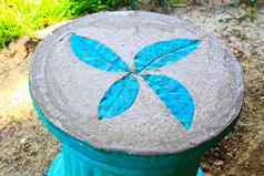 叶打印水泥椅子花园