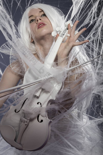 夫人美丽的女人高级定制时装礼服白色小提琴音乐