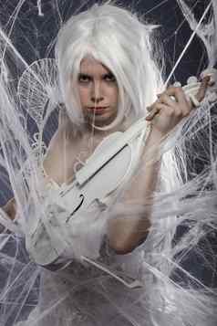 漂亮的美丽的女人高级定制时装礼服白色小提琴音乐