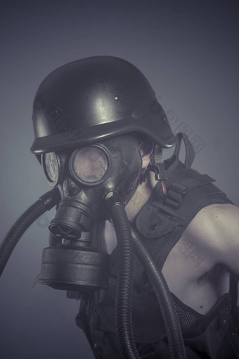 工厂男人。黑色的气体面具污染概念生态