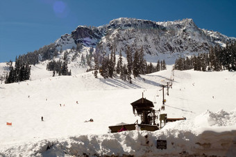 滑雪电梯雪滑雪山坡上北级联峰会斯诺夸尔米