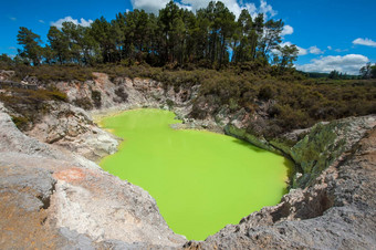 地狱火山口湖