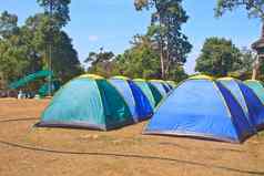 色彩斑斓的帐篷野营地面