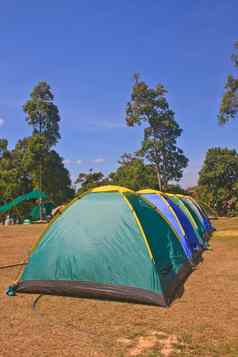 色彩斑斓的帐篷野营地面