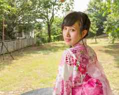 亚洲女人穿和服日本花园
