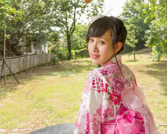 亚洲女人穿和服<strong>日本</strong>花园