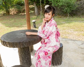 亚洲女人穿和服<strong>日本</strong>花园