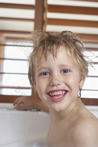 男孩混乱的湿头发浴缸特写镜头