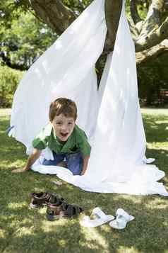 年轻的男孩回来院子里爬行帐篷使床上表肖像