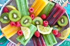 色彩斑斓的冰棍新鲜的水果