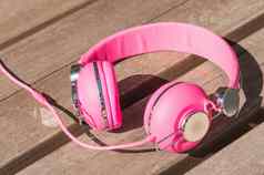 生动的粉红色的《连线》杂志耳机